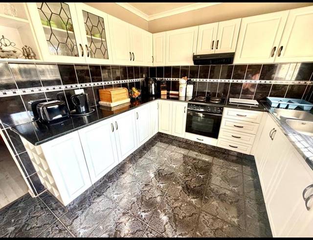 2 BEDROOM TOWNHOUSE FOR SALE IN SCOTTSVILLE EXT